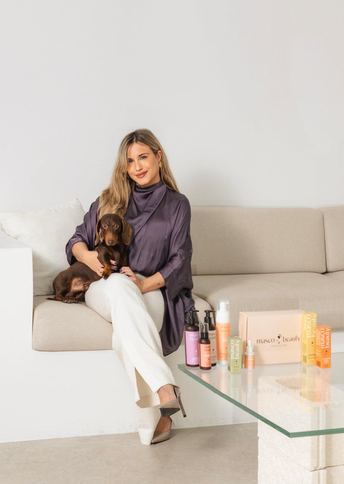 Leticia Ruiz, fundadora de Masco Beauty, con su perro